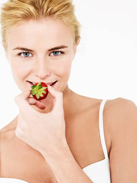 Young Attractive Blonde Woman Eating Strawberry Studio — Stock Photo, Image