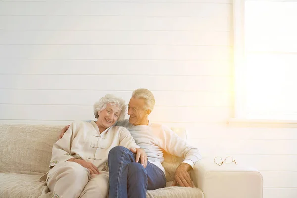 Casal Sênior Juntos Sofá — Fotografia de Stock