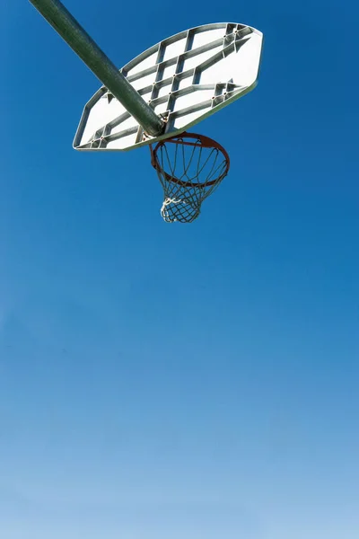 Vista Angolata Bassa Una Rete Pallone Basket Cerchio Una Tavola — Foto Stock