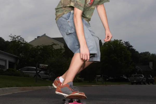 Gesneden Foto Van Kid Rijden Skateboard — Stockfoto