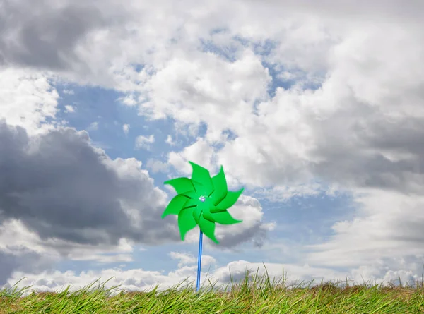 曇り空に対するピンホイール — ストック写真