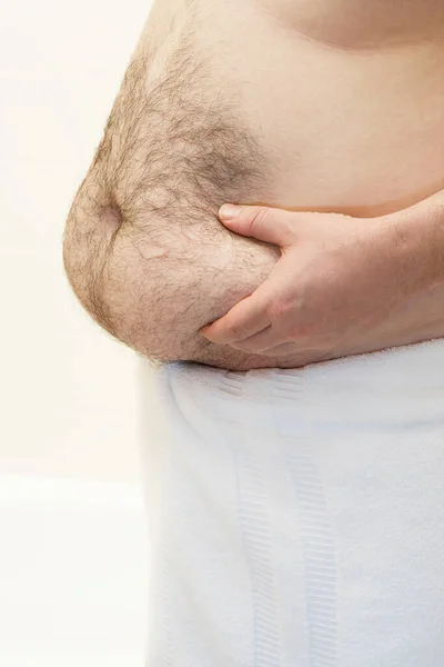 Barechested Man Med Händerna Magen Mittsektion — Stockfoto