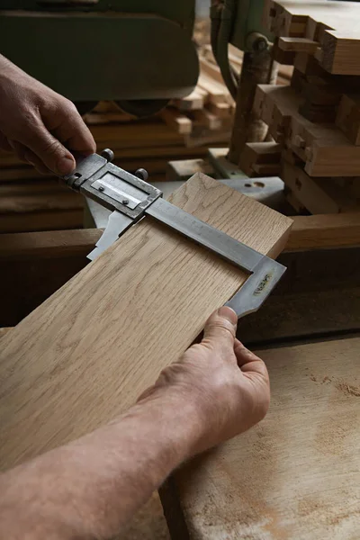 Carpinteiro Medindo Espessura Peça Madeira — Fotografia de Stock