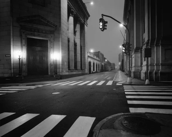 空荡荡的街道和道路上红绿灯的黑白照片 — 图库照片
