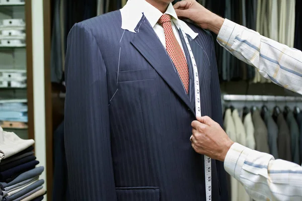Tailor Fitting Man Obleku Pozadí Zavřít — Stock fotografie