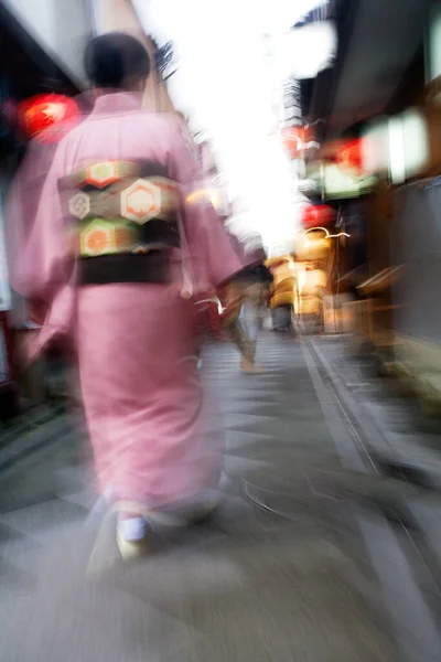 Japan Kyoto Pontocho Dori Woman Wearing Kimono Walking Narrow Street — Stock Photo, Image