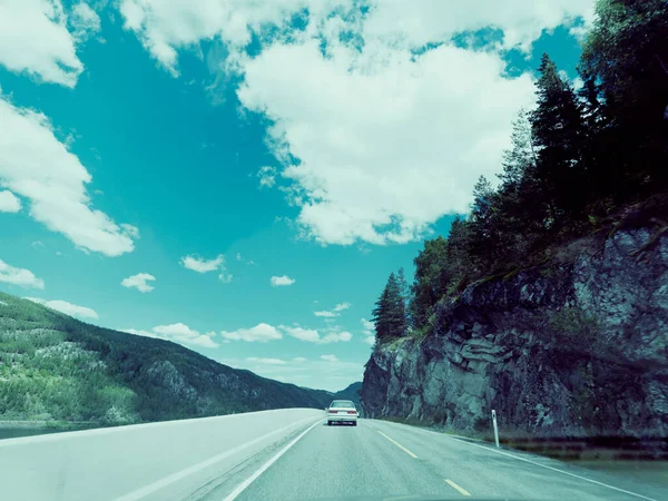 自然の風景の背景に高速道路上の車 — ストック写真