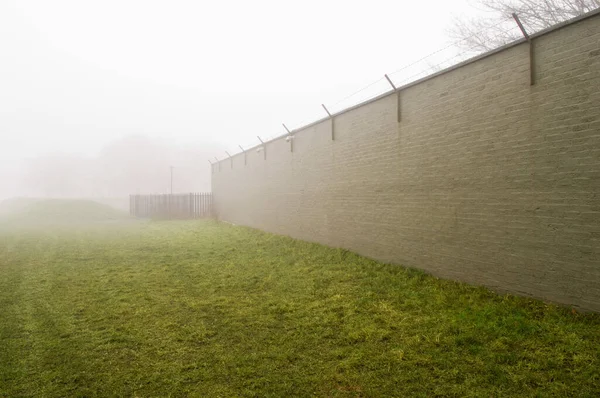 Ziegelmauer Umgibt Feld — Stockfoto