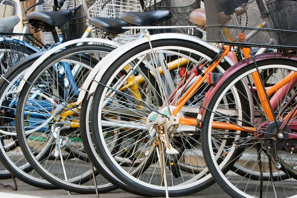 Bicicletas Aparcadas Todas Juntas Fondo Cerca —  Fotos de Stock