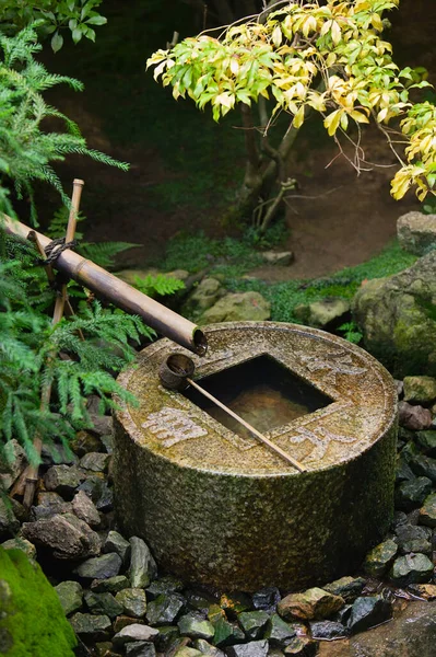 背景石头水盆 — 图库照片