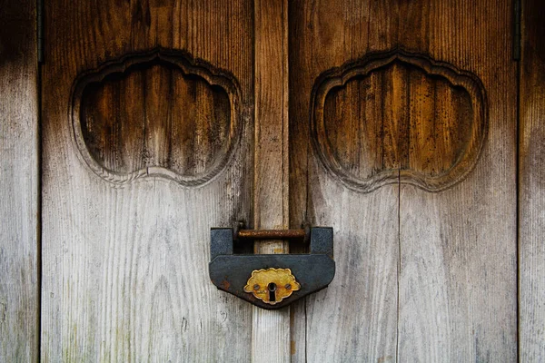 风化木门及旧锁 — 图库照片