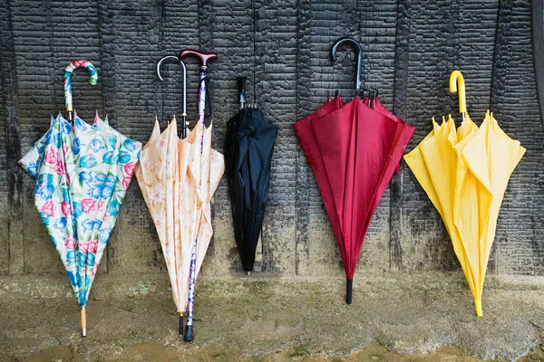 Parapluies Colorés Appuyés Contre Mur — Photo