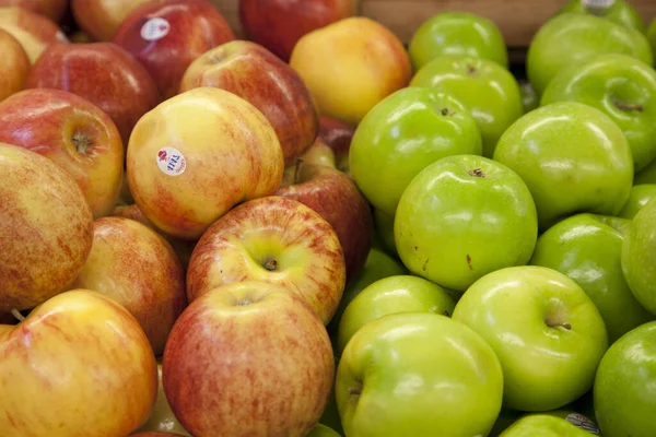 Primer Plano Las Manzanas Expuestas Mercado — Foto de Stock