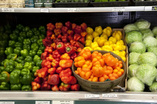 Peperoni Multicolori Mostra Sul Mercato — Foto Stock