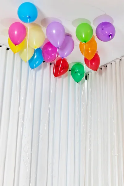 Skupina Pestrobarevných Heliových Balónků — Stock fotografie
