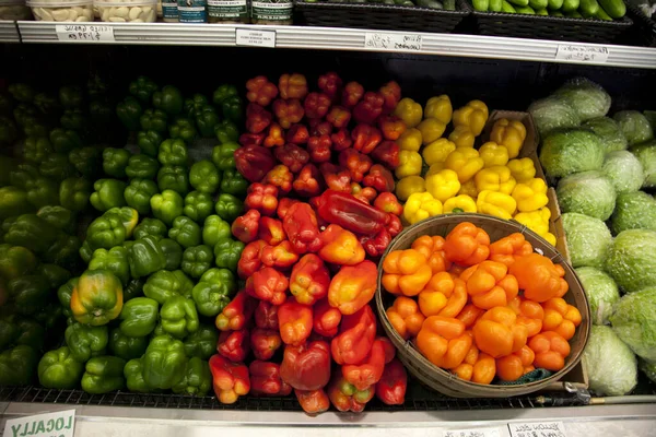 五颜六色的铃铛胡椒在市场上展出 — 图库照片