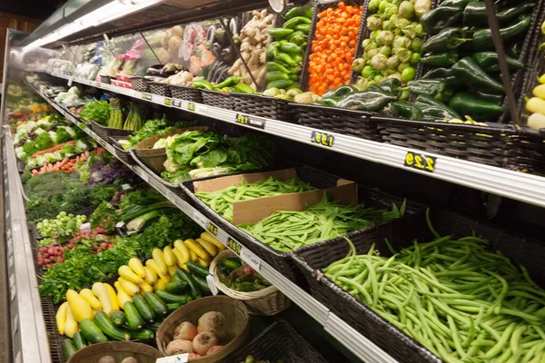在农贸市场上陈列的新鲜蔬菜 — 图库照片