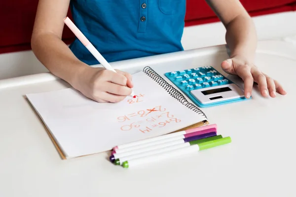 Kind Doet Wiskunde Huiswerk Met Behulp Van Rekenmachine — Stockfoto