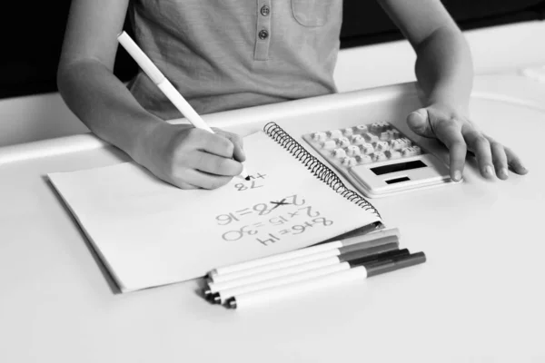 Черно Белое Фото Ребенка Делающего Уроки Математике Помощью Калькулятора — стоковое фото