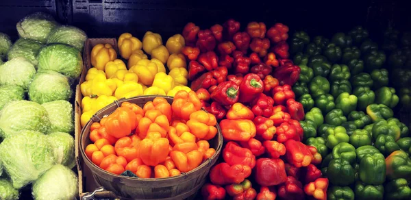 Peperoni Multicolori Mostra Sul Mercato — Foto Stock