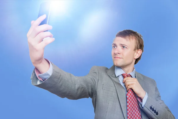 Schöner Junger Geschäftsmann Macht Selbstporträt Foto Vor Blauem Hintergrund — Stockfoto