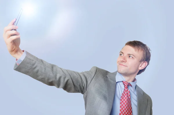 Schöner Junger Geschäftsmann Macht Selbstporträt Foto Vor Blauem Hintergrund — Stockfoto