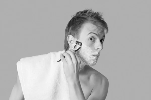 Νεαρός Άντρας Ξυρίζει Πρόσωπό Του Ασπρόμαυρο — Φωτογραφία Αρχείου