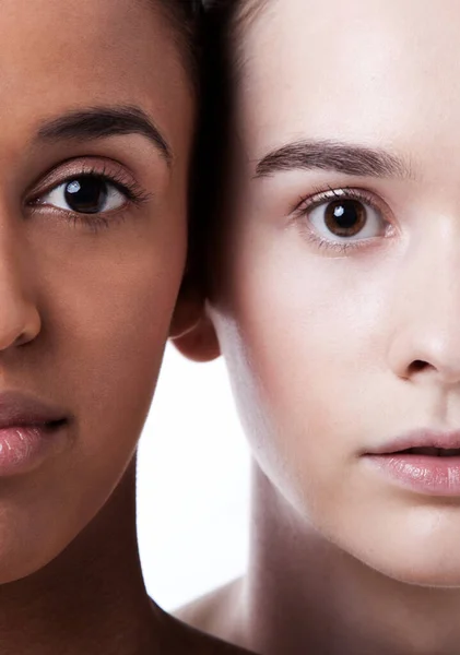 Närbild Svarta Och Vita Kvinnliga Ansikten Tillsammans — Stockfoto