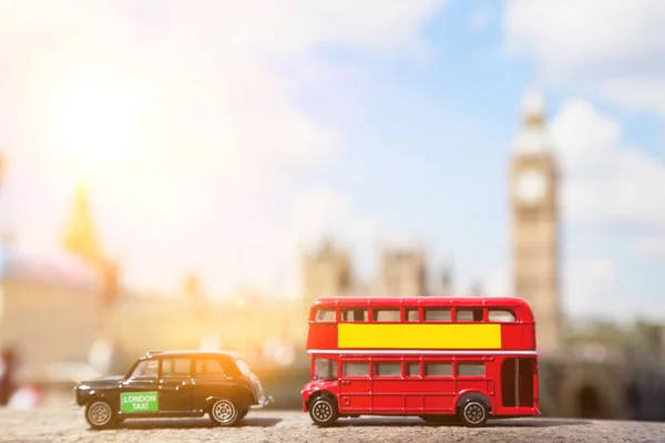 Vista Perto Das Figuras Transporte Público Com Big Ben Segundo — Fotografia de Stock