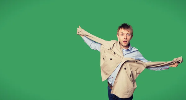 Retrato Joven Sorprendido Con Chaqueta Sobre Fondo Verde —  Fotos de Stock