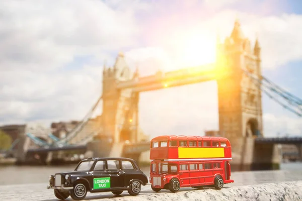 Vista Perto Das Figuras Transporte Público Com Tower Bridge Segundo — Fotografia de Stock