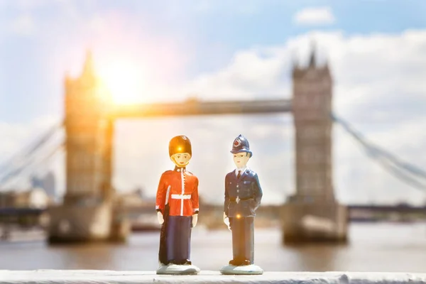 Figurines Police Officer Coldstream Guard Tower Bridge Background — Stock Photo, Image