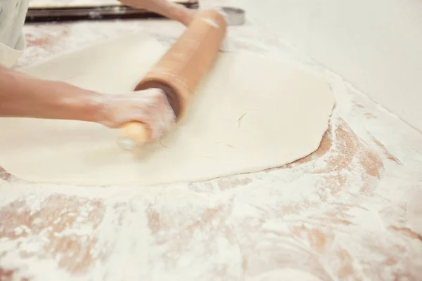 Las Manos Baker Rodando Pan Cocina —  Fotos de Stock