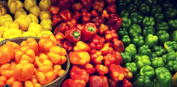 Bunte Paprika Auf Dem Markt — Stockfoto