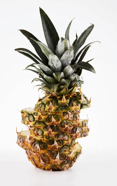 Garip Şekilli Dilimlenmiş Ananas — Stok fotoğraf
