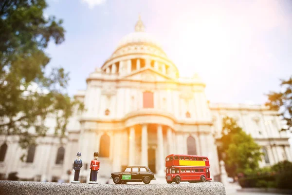 Beeldjes Van Londense Officieren Openbaar Vervoer Met Paul Cathedral Achtergrond — Stockfoto