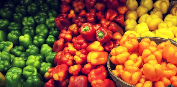 Poivrons Multicolores Exposés Sur Marché — Photo