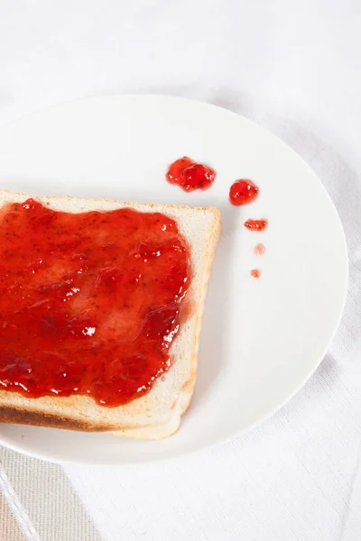 Verschüttete Erdbeermarmelade Auf Toast — Stockfoto