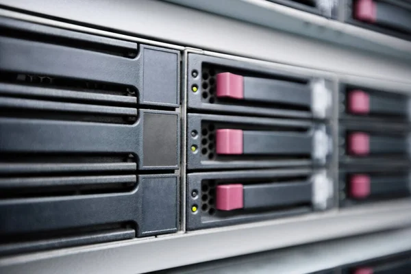 データセンター内のサーバーハードドライブの閉鎖 — ストック写真