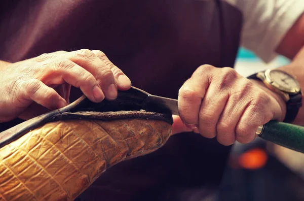 Cobbler Craftsman Fixing Leather Boot Using Tools — Stock Photo, Image