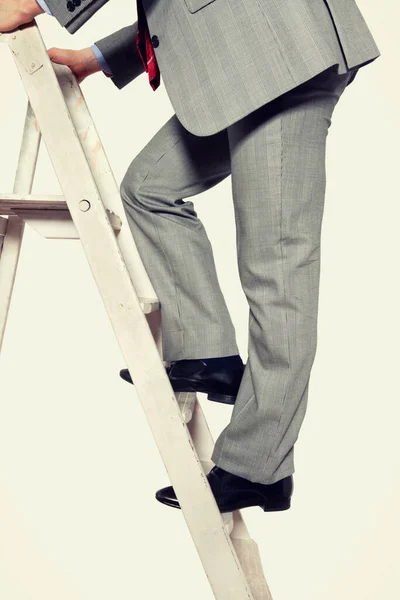 Şadamı Arka Planda Merdiveni Tırmanıyor Kapatın — Stok fotoğraf