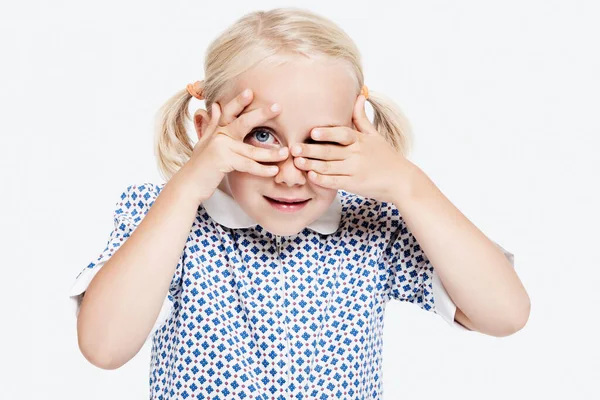 Νεαρό Κορίτσι Κρυφοκοιτάζει Μέσα Από Δάχτυλα — Φωτογραφία Αρχείου