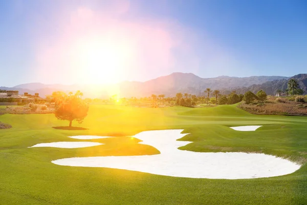 日当たりの良いゴルフコースの砂バンカー — ストック写真