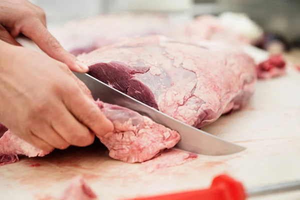 Großaufnahme Eines Metzgers Der Ein Stück Fleisch Einer Metzgerei Versenkt — Stockfoto