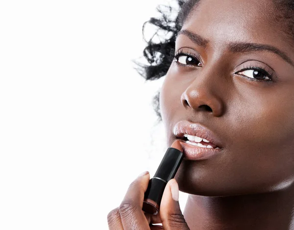 Pretty Black Woman Applying Lipstick — Stock Photo, Image