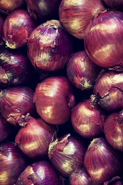 Gros Plan Sur Les Oignons Rouges Exposés Sur Marché — Photo