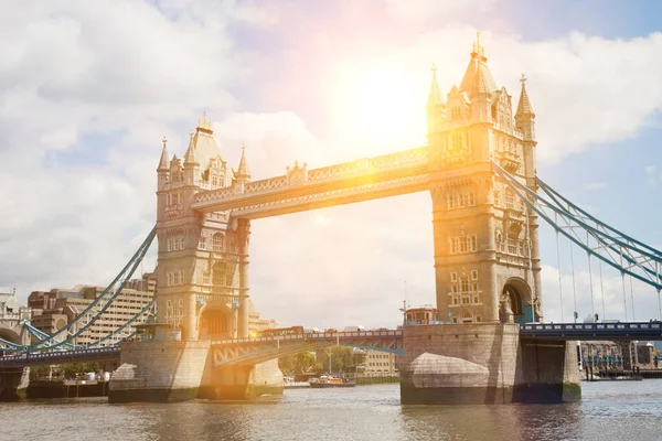 Puente Torre Con Destello Lente —  Fotos de Stock