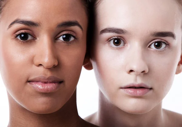 Nahaufnahme Schwarzer Und Weißer Weiblicher Gesichter Zusammen — Stockfoto