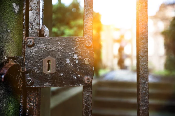 햇볕이 철문의 빈티지 자물쇠 — 스톡 사진