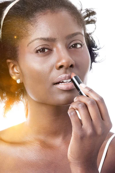 Bastante Mujer Negra Aplicando Lápiz Labial —  Fotos de Stock